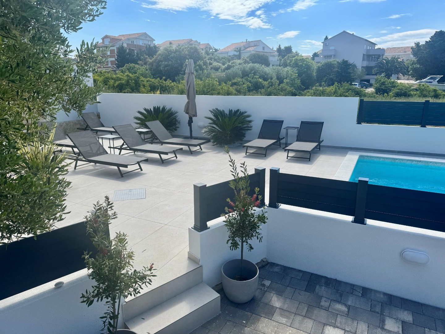 Apartments Toma Novalja - Modern apartments with a terrace and a heated pool for a relaxing holiday., Apartments Toma Novalja Novalja