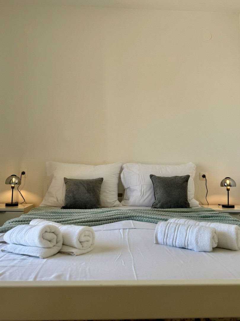 Apartments Toma Novalja - Modern apartments with a terrace and a heated pool for a relaxing holiday., Apartments Toma Novalja Novalja